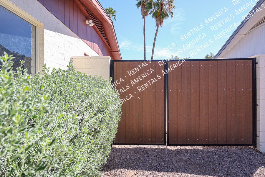 Building Photo - 11621 N 30th St