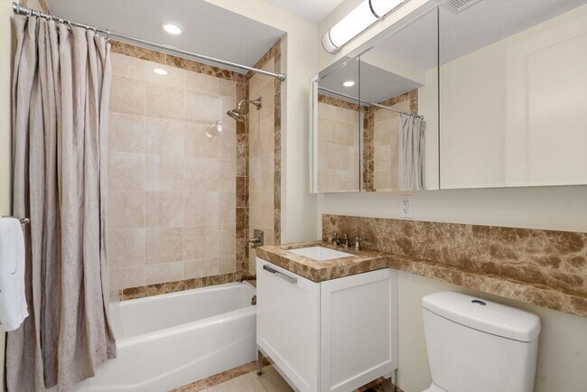 Building Photo - 400 Stuart St