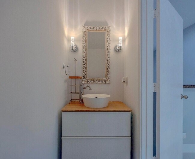 Building Photo - 1928 Madeira Dr