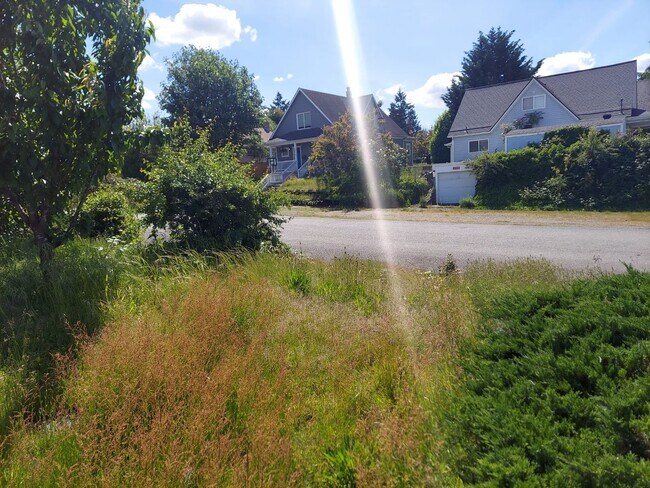 Building Photo - Charming Tacoma Home on a Peaceful Corner Lot!