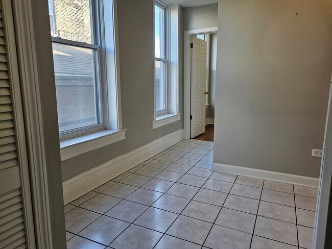 Building Photo - 1025 W Cullerton St