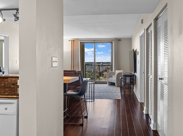 Building Photo - 300 S Duval St