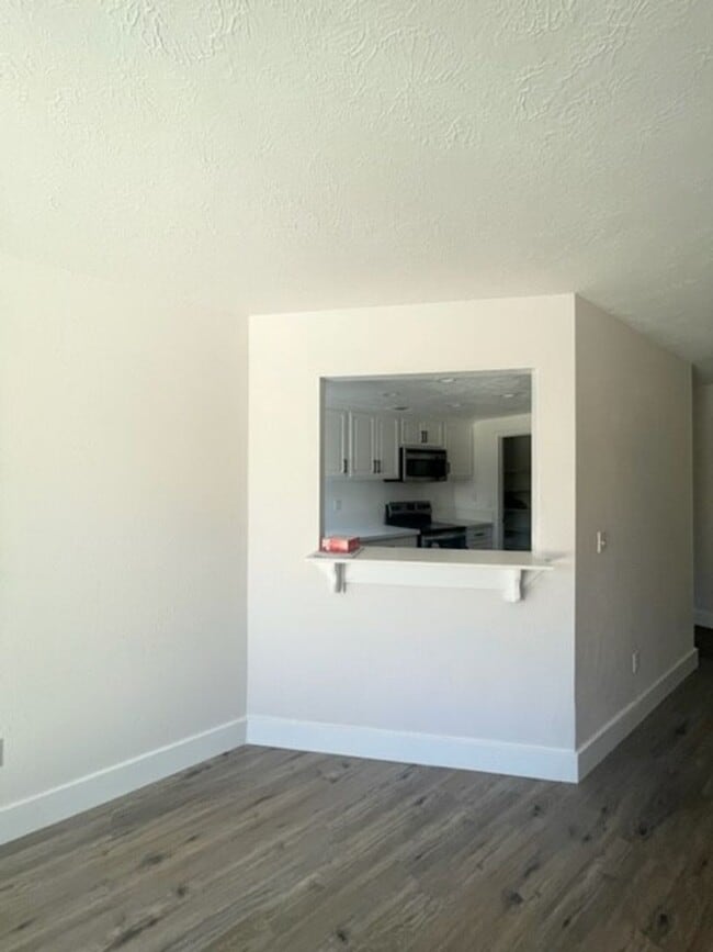 Building Photo - Darling Elk Grove Halfplex!