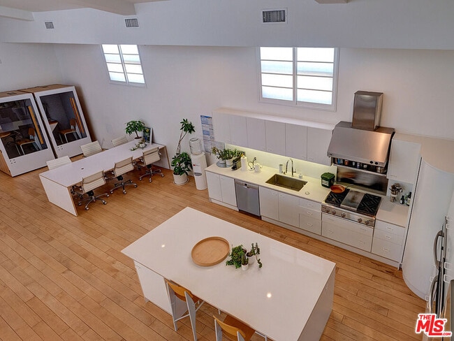 Building Photo - 2100 Abbot Kinney Blvd