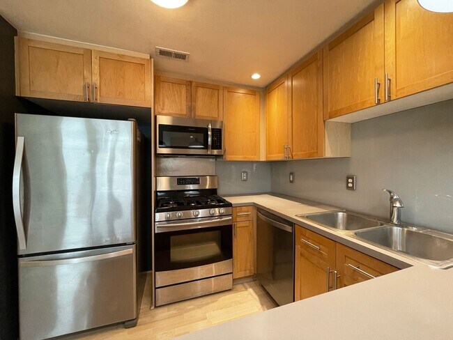 Building Photo - Fantastic Condo in NW Portland with Washer...