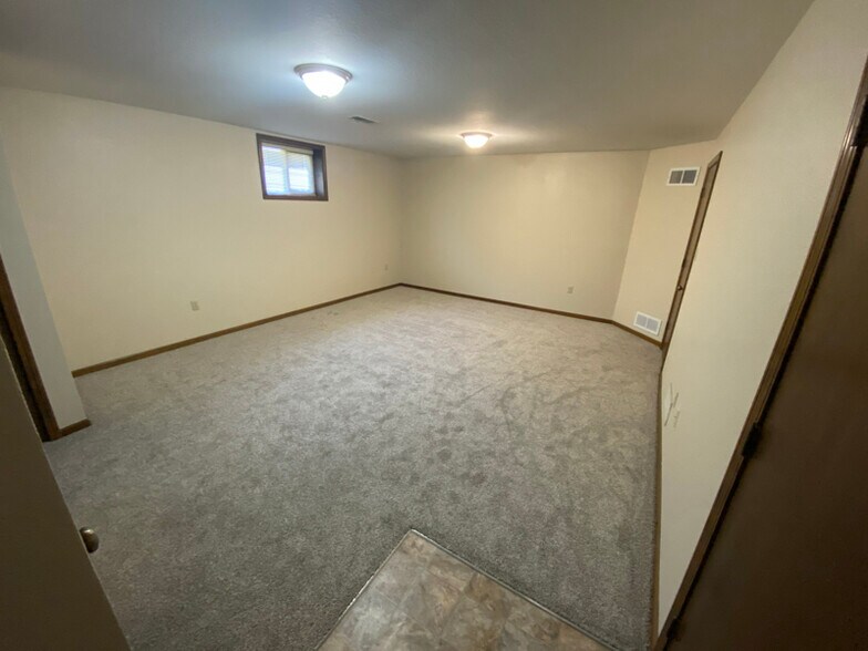 Building Photo - 733 SE Claremont St