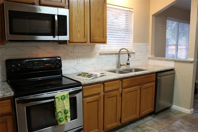 Building Photo - 10926 Waterview Cir