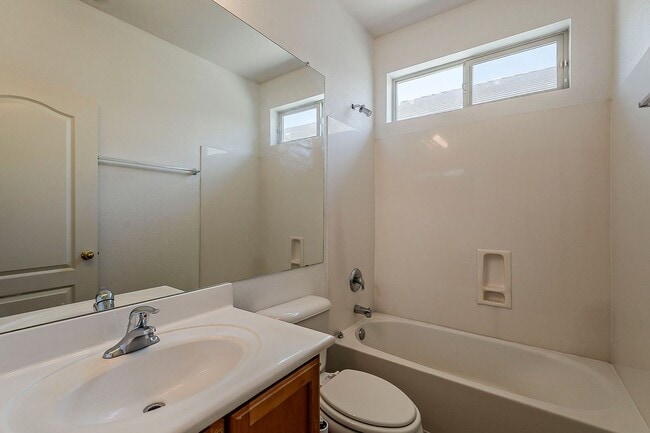 Building Photo - 3 Bed 2 Bath - New Kitchen Appliances\Carp...