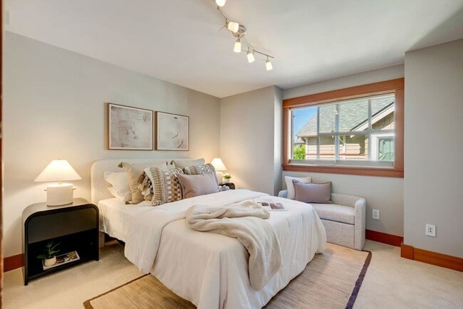 Building Photo - Queen Anne Townhouse