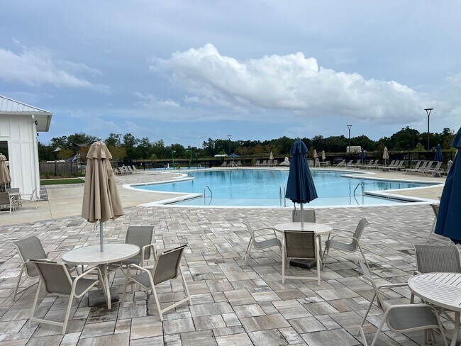 Building Photo - Beautiful 3 Bedroom, 2 Bath Pace Home avai...