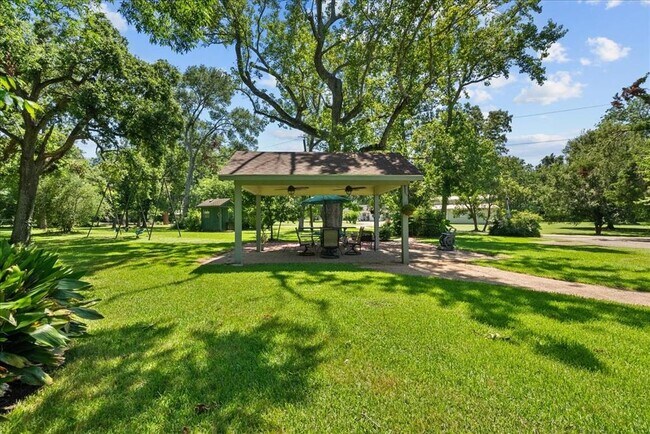Building Photo - 3415 Bayou Dr E