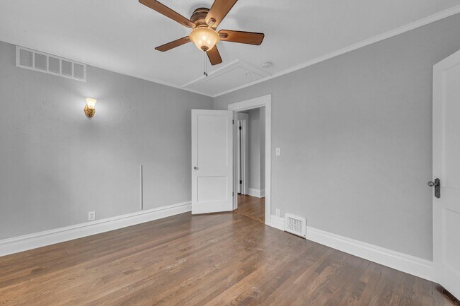 Building Photo - Gorgeous East Crestwood Home