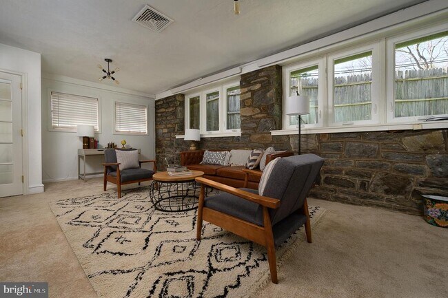 Building Photo - 1385 Woodland Rd