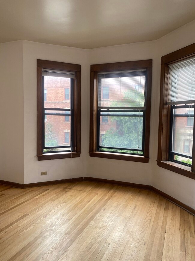 Building Photo - 3840 N Wilton Ave