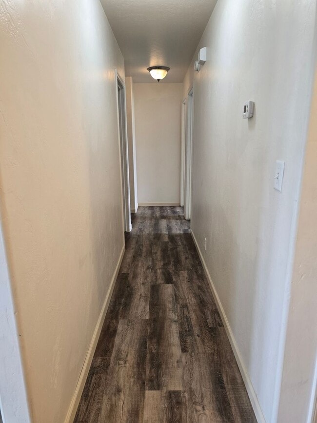 Building Photo - For Rent: 3 Bed, 2 Bath Home in Magic Vall...