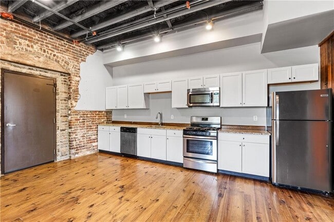 Building Photo - 558 St Francis St