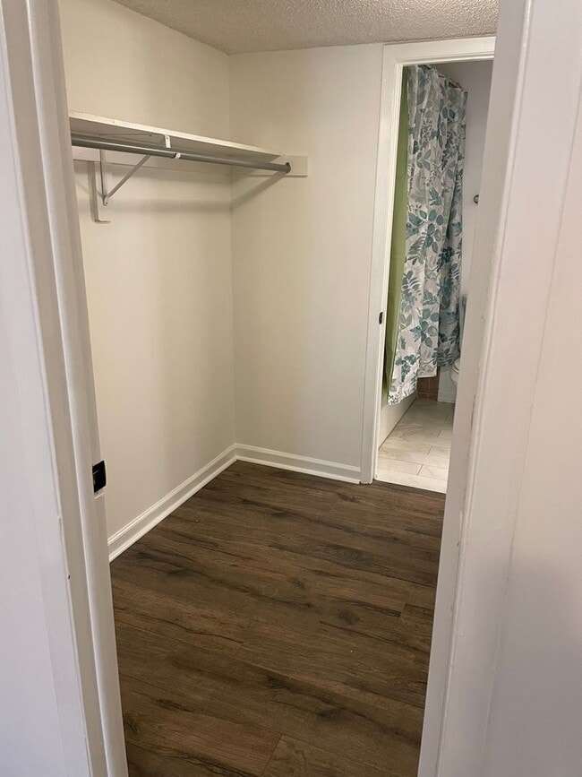 Building Photo - Awesome 2 Bedroom Condo Near the River!