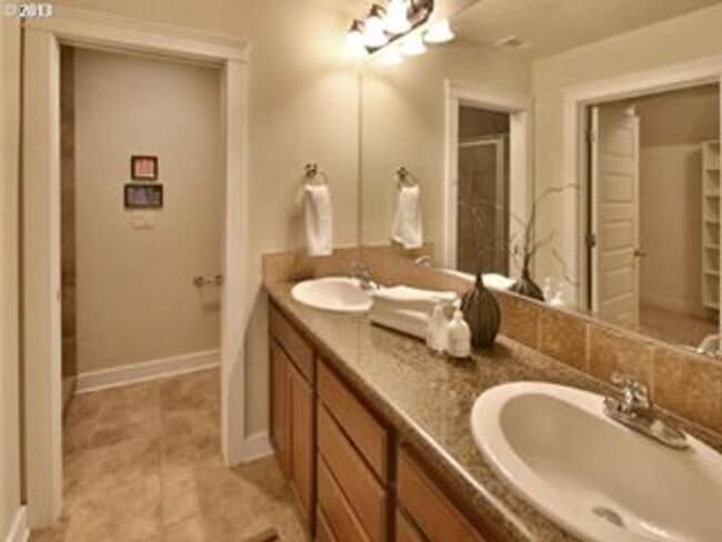 Building Photo - Prime Location, Overlook Townhome!
