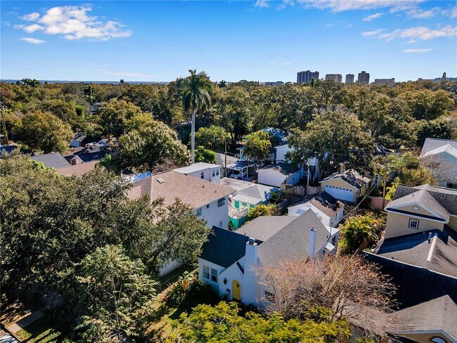 Building Photo - 316 18th Ave NE