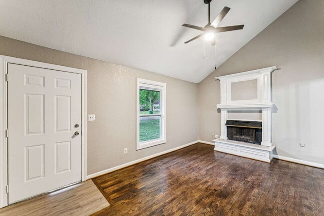 Building Photo - Charming 2 Bedroom, 2 Bath with Extra Loft Space Available Now!