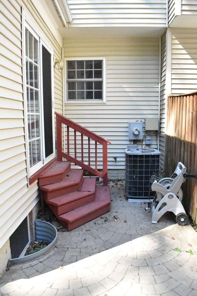 Building Photo - North Stafford End Unit Townhome !!