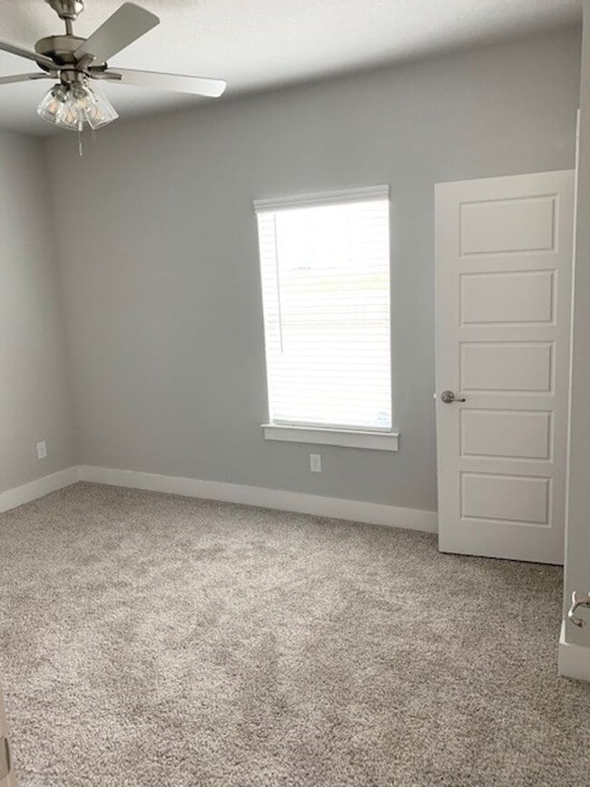 Building Photo - Beautiful Townhome