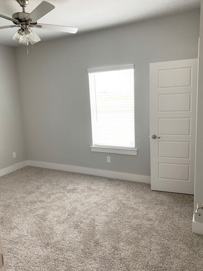 Building Photo - Beautiful Townhome in Great Location