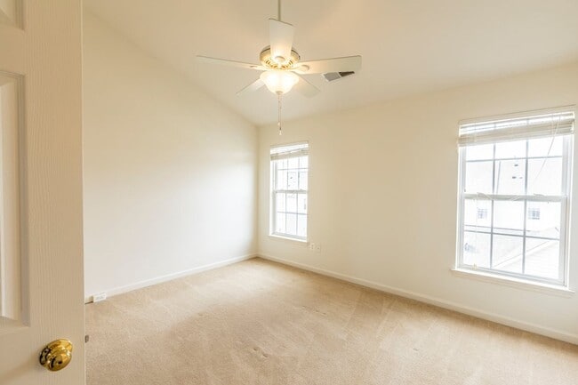 Building Photo - 2042 Lockwood Dr
