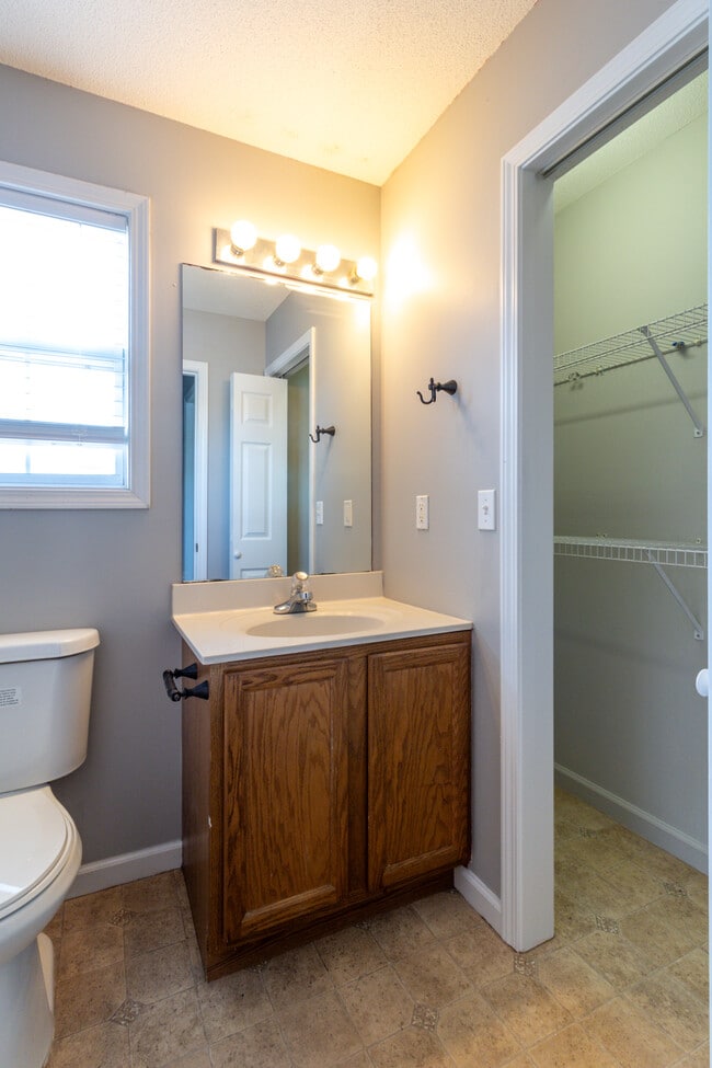 Building Photo - 913 Hazelbrook Way