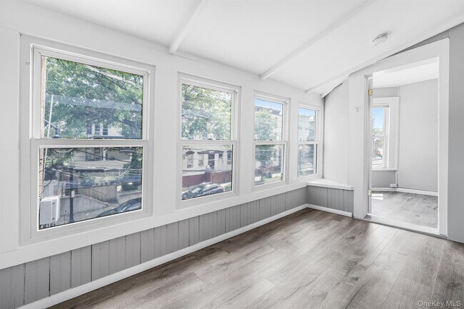 Building Photo - 17 Lawrence Ave