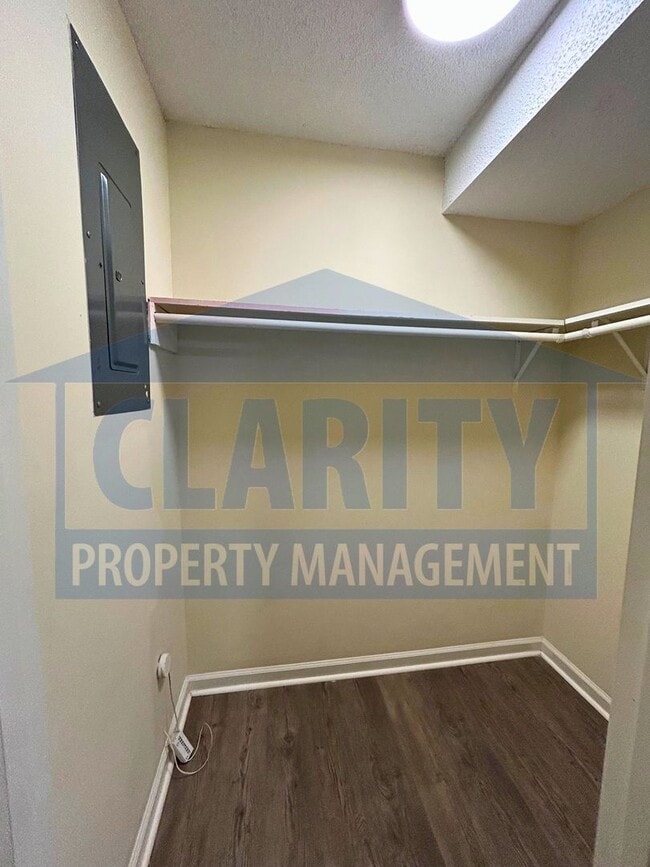 Building Photo - Two bedroom townhome w/ cathedral ceilings!