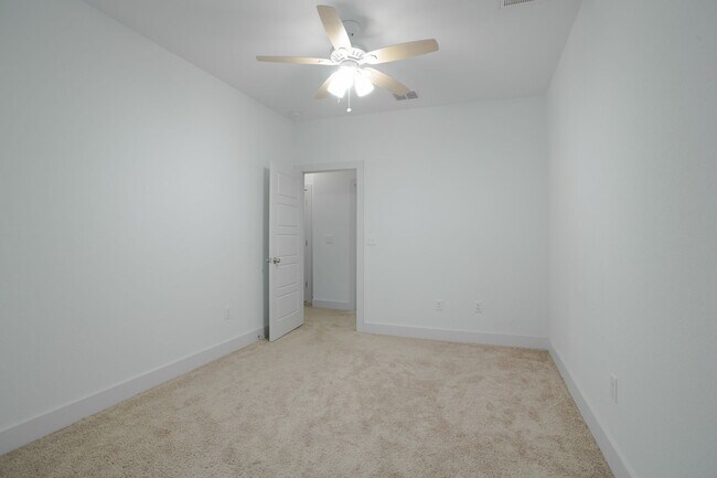 Building Photo - 3 Bed / 2.5 Bath Home | Garage, Laundry Room & Stainless Appliances