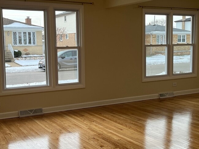 Building Photo - 3837 Emerson Dr