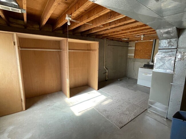 Building Photo - 4944 W 8th Street Rd