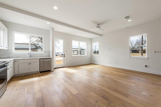 Building Photo - 304 East Dr