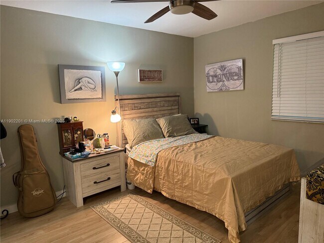 Building Photo - 5596 SW 28th Terrace