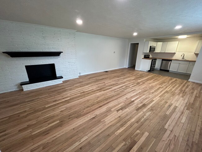 Building Photo - 755 E 104th St