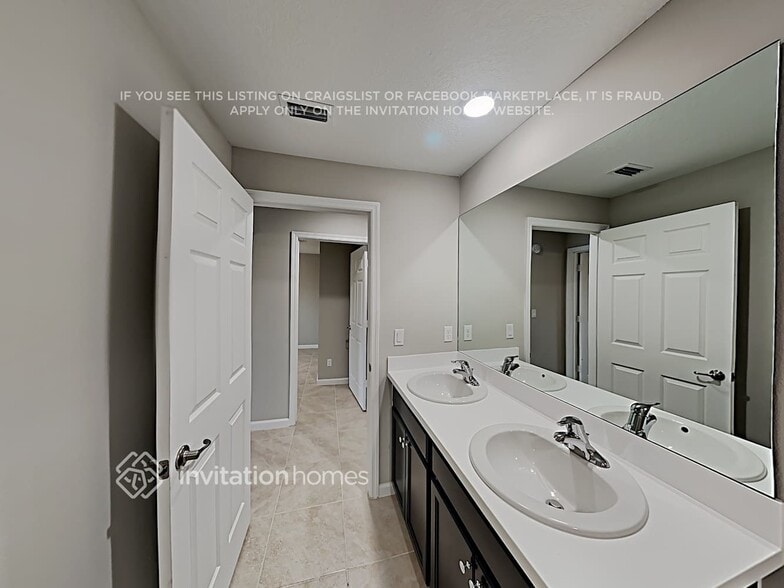 Building Photo - 3802 SW Daisy St