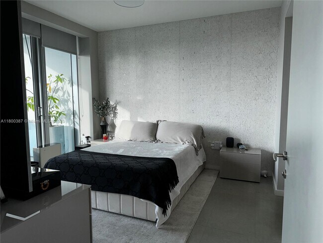 Building Photo - 200 Biscayne Blvd Way