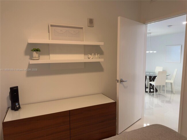 Building Photo - 9940 W Bay Harbor Dr