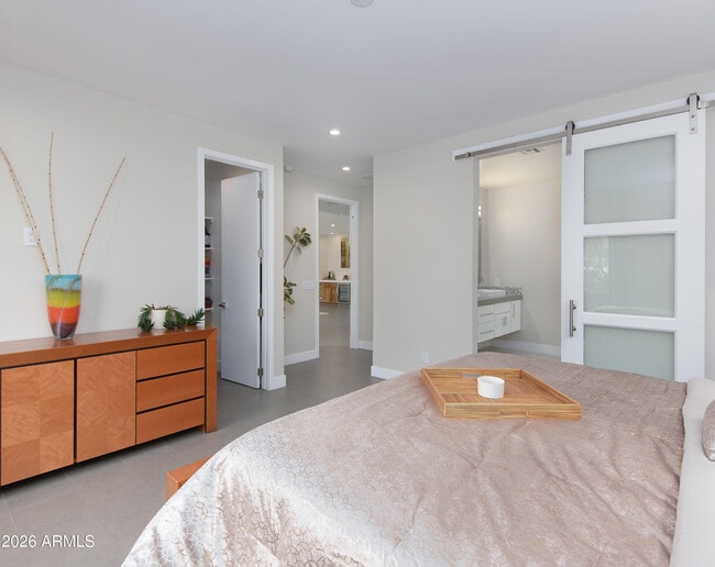 Building Photo - 2423 E Lincoln Cir