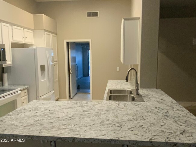 Building Photo - 6337 E Rochelle St