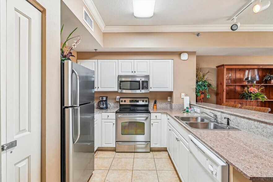 Building Photo - 9900 S Thomas Dr