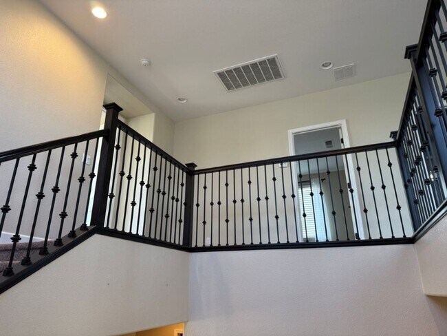 Building Photo - Newer Modern 4 Bedroom 3.5 Bath w/ Bedroom...