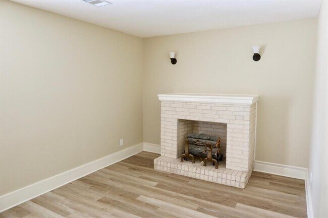 Building Photo - 806 James Ave