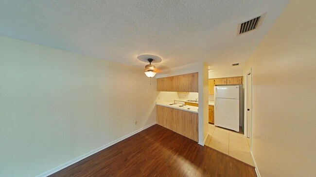Building Photo - ***$0 SECURITY DEPOSIT***Lovely 2 Bedroom ...
