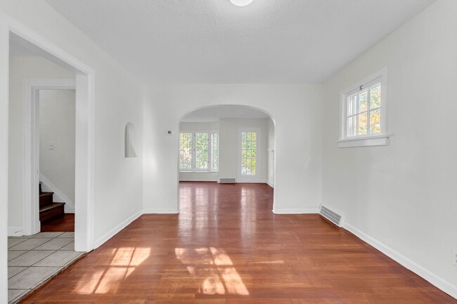 Building Photo - Spacious 4-Bedroom Cleveland Heights Home with Central Air & 2-Car Garage