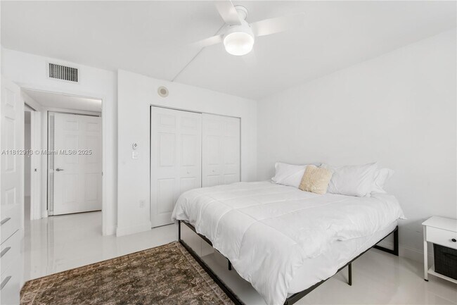 Building Photo - 1155 Brickell Bay Dr