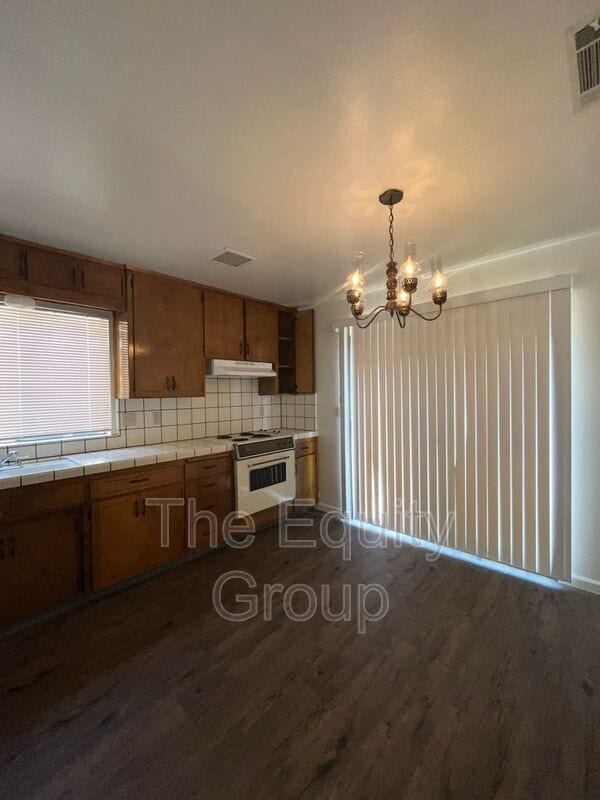 Building Photo - 4601 W Cypress Ave