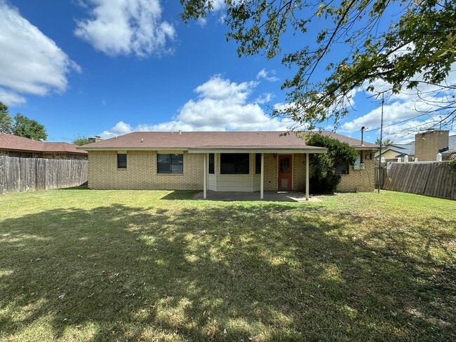 Building Photo - 3 bedroom 2 bath Refreshed